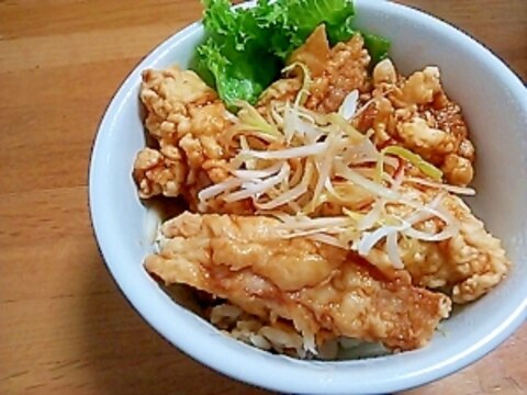 鶏天丼(＾＾）　白髪ネギと糸唐辛子をそえて。